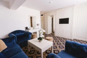 Living cu canapele din catifea albastră, apartament Hotel Belvedere