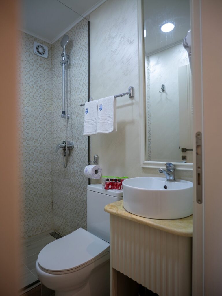 Baie modernă renovată, Hotel Belvedere Eforie Nord