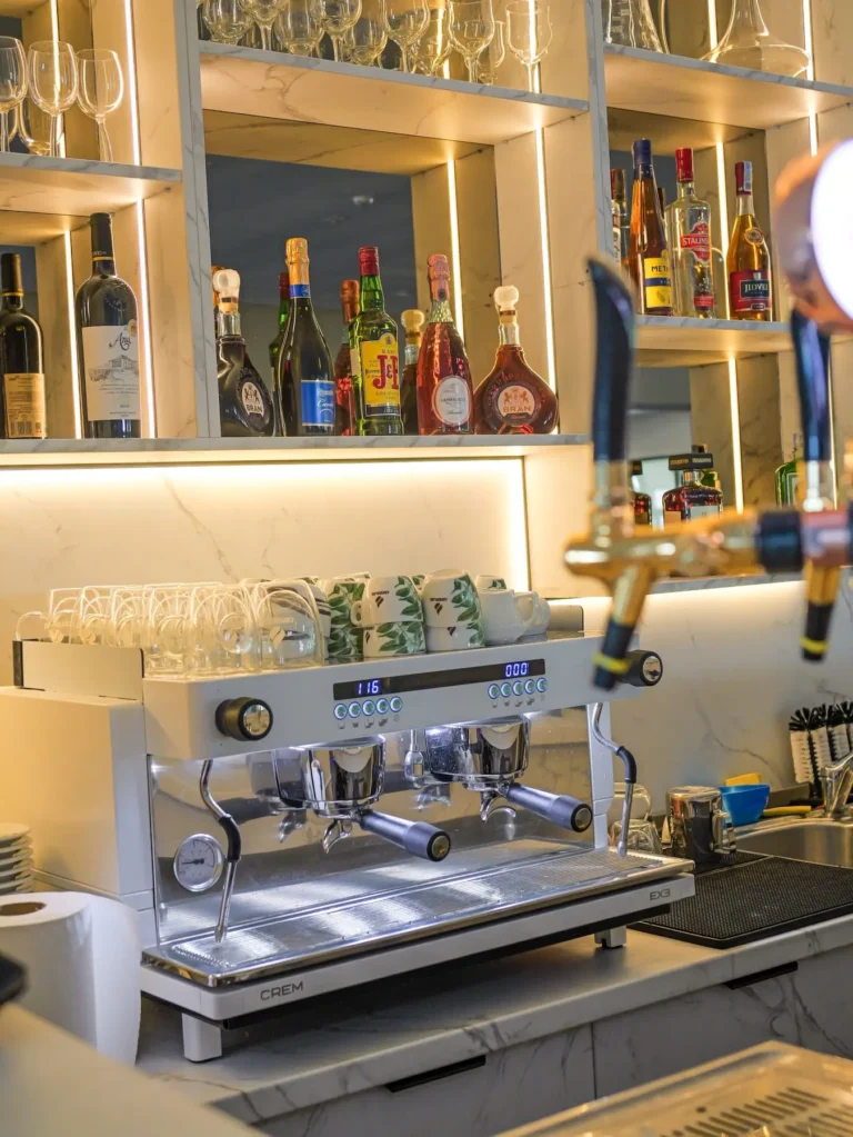 Barul și espressorul profesional al hotelului