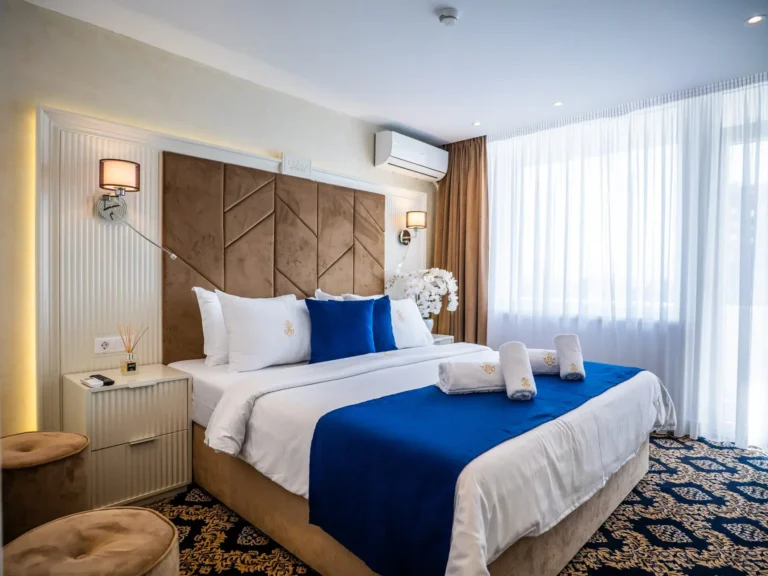 Cameră renovată în nuanțe naturale, Hotel Belvedere