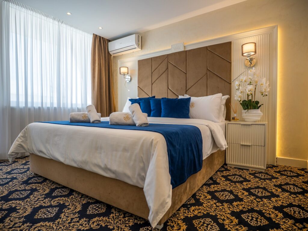 Cameră cu pat matrimonial și tăblie tapițată, Hotel Belvedere