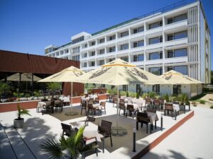 Fațada Hotelului Belvedere și terasa restaurantului