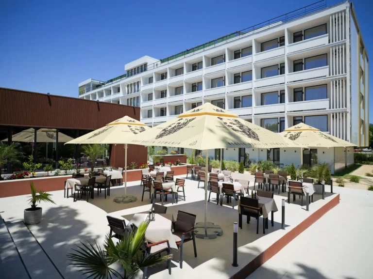 Fațada Hotelului Belvedere și terasa restaurantului