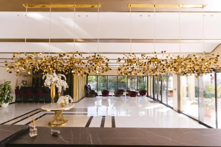 Lobby bar-ul Hotelului Belvedere cu candelabre aurii