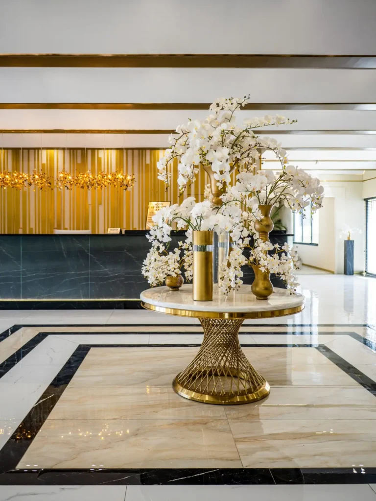 Lobby cu decor auriu și pardoseală din marmură, Hotel Belvedere Eforie Nord
