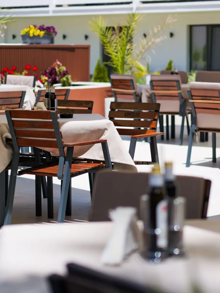 Mese aranjate pe terasa restaurantului
