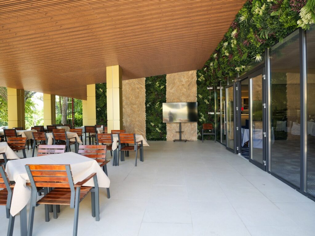 Terasa acoperită a Restaurantului Belvedere cu perete verde