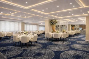 Salonul Restaurantului Belvedere din Eforie Nord, cu mese aranjate pentru evenimente