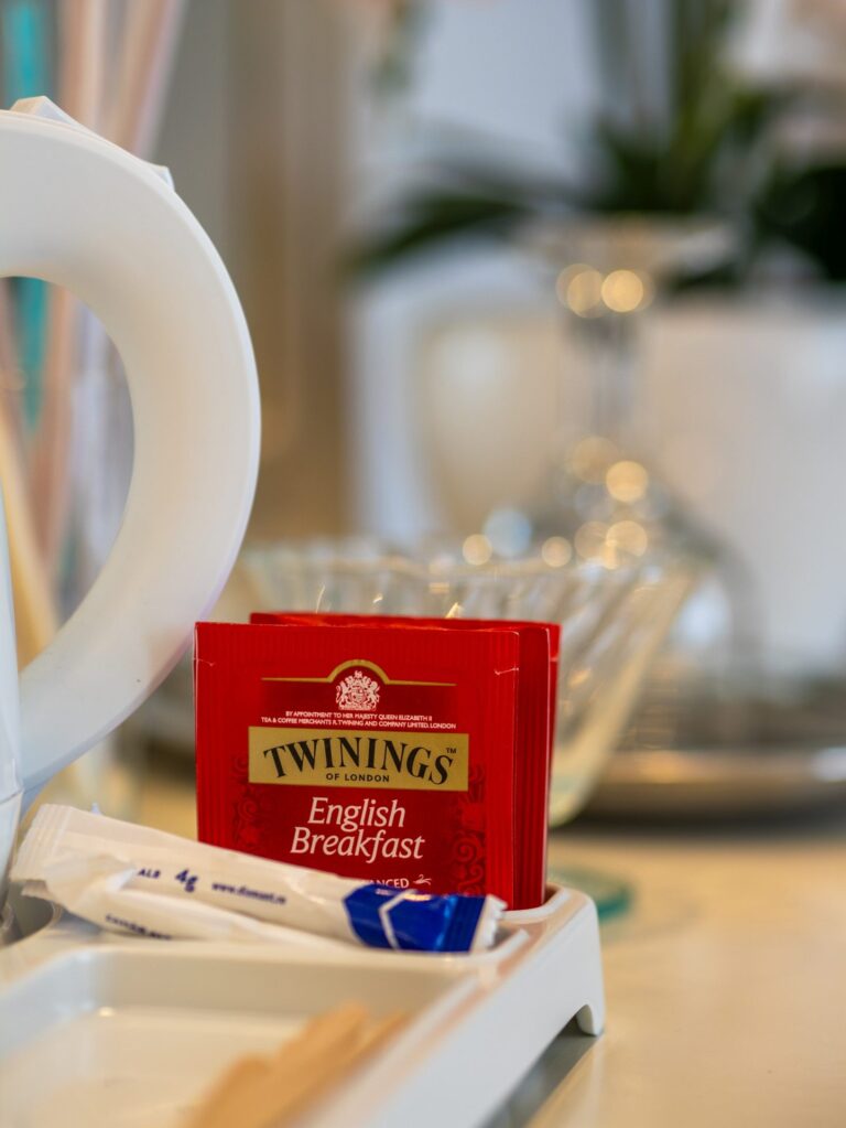 Tăvița de bun venit cu ceai și cafea în cameră