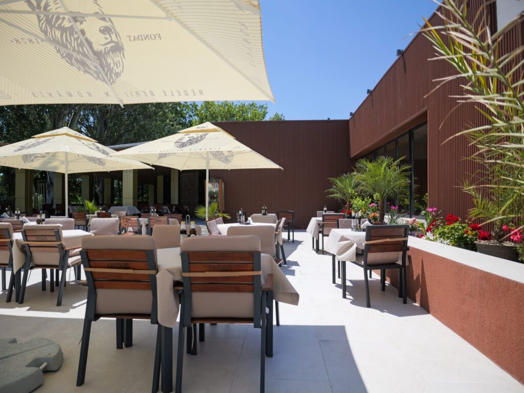 Terasa restaurantului cu umbrele, Eforie Nord