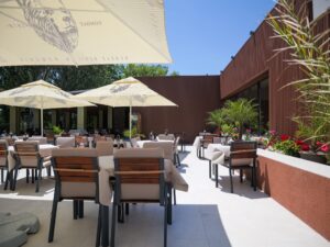 Terasa restaurantului cu umbrele, Eforie Nord